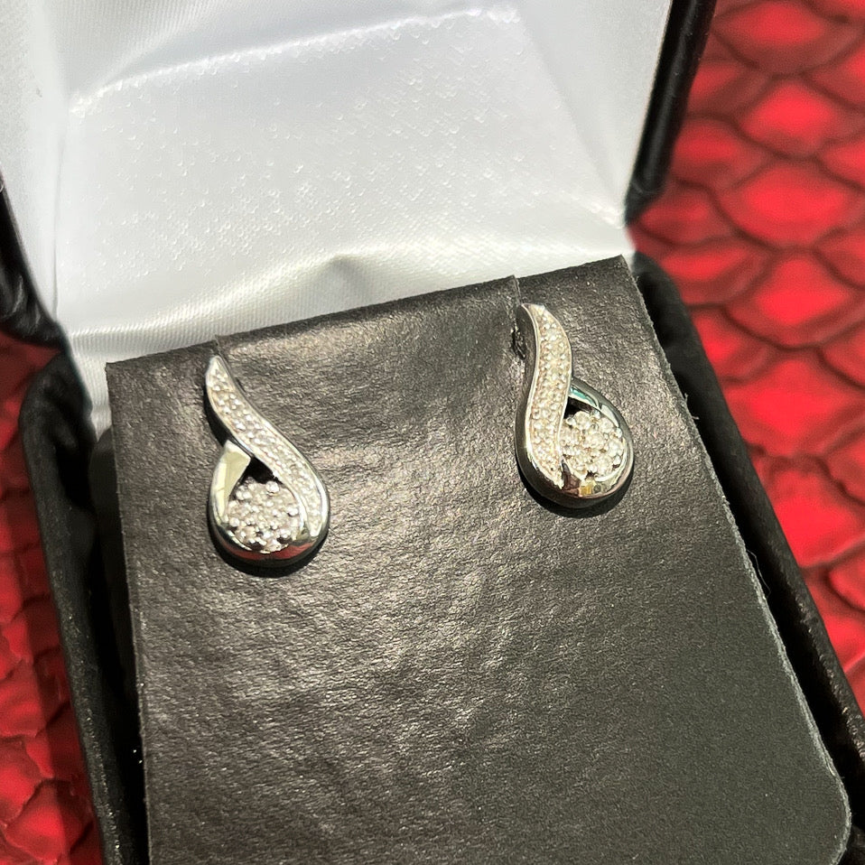 0.15 Carat Womens Tiny Drop Down Diamond Earrings